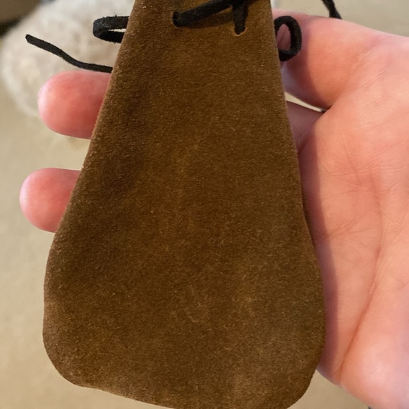 ♥️Suede crystal pouch. With animal charm & beads. 28” strap drop.♥️CUTE & useful - Picture 3 of 10